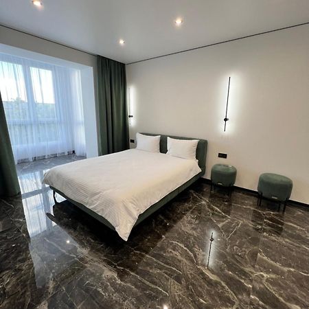 Люкс Апартаменти В Жкарена Та Жк Great House Ρίβνε Εξωτερικό φωτογραφία