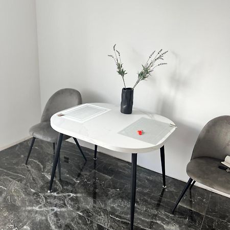 Люкс Апартаменти В Жкарена Та Жк Great House Ρίβνε Εξωτερικό φωτογραφία