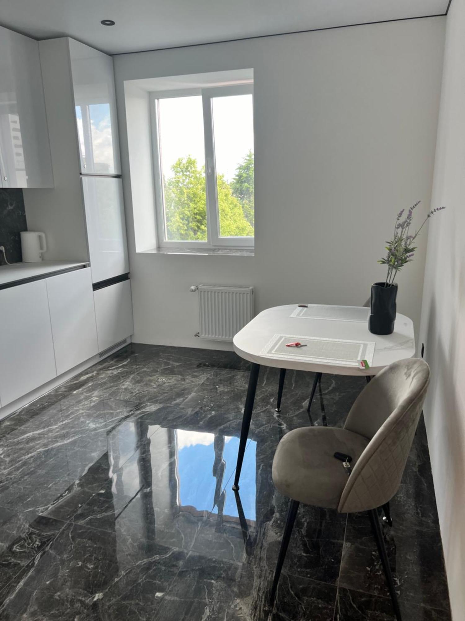 Люкс Апартаменти В Жкарена Та Жк Great House Ρίβνε Εξωτερικό φωτογραφία
