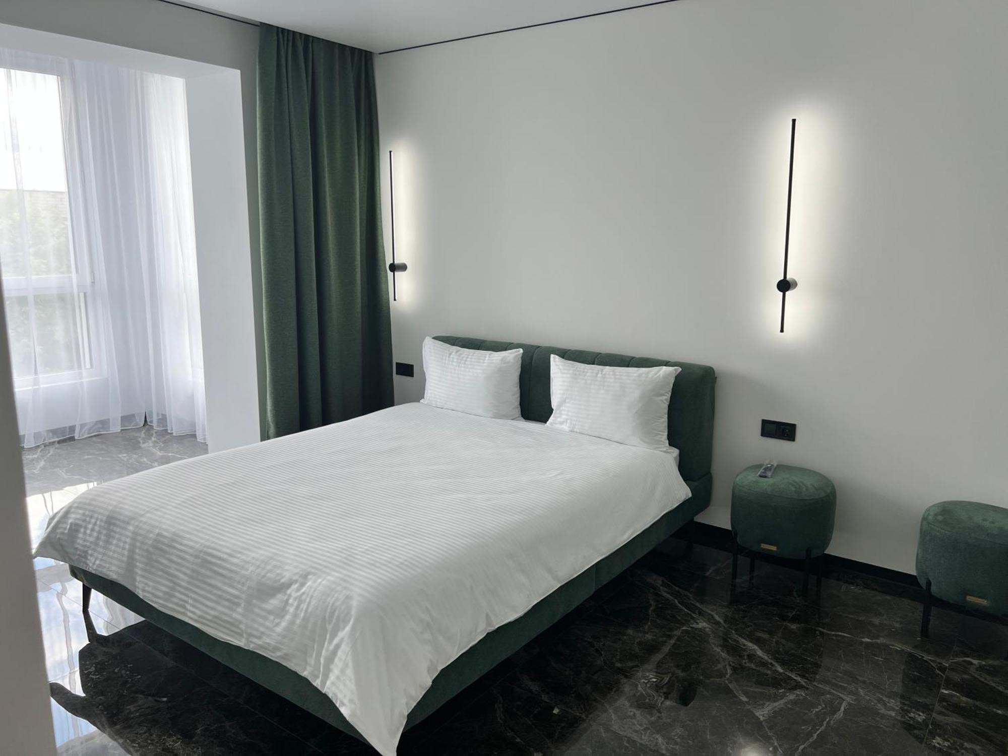 Люкс Апартаменти В Жкарена Та Жк Great House Ρίβνε Εξωτερικό φωτογραφία