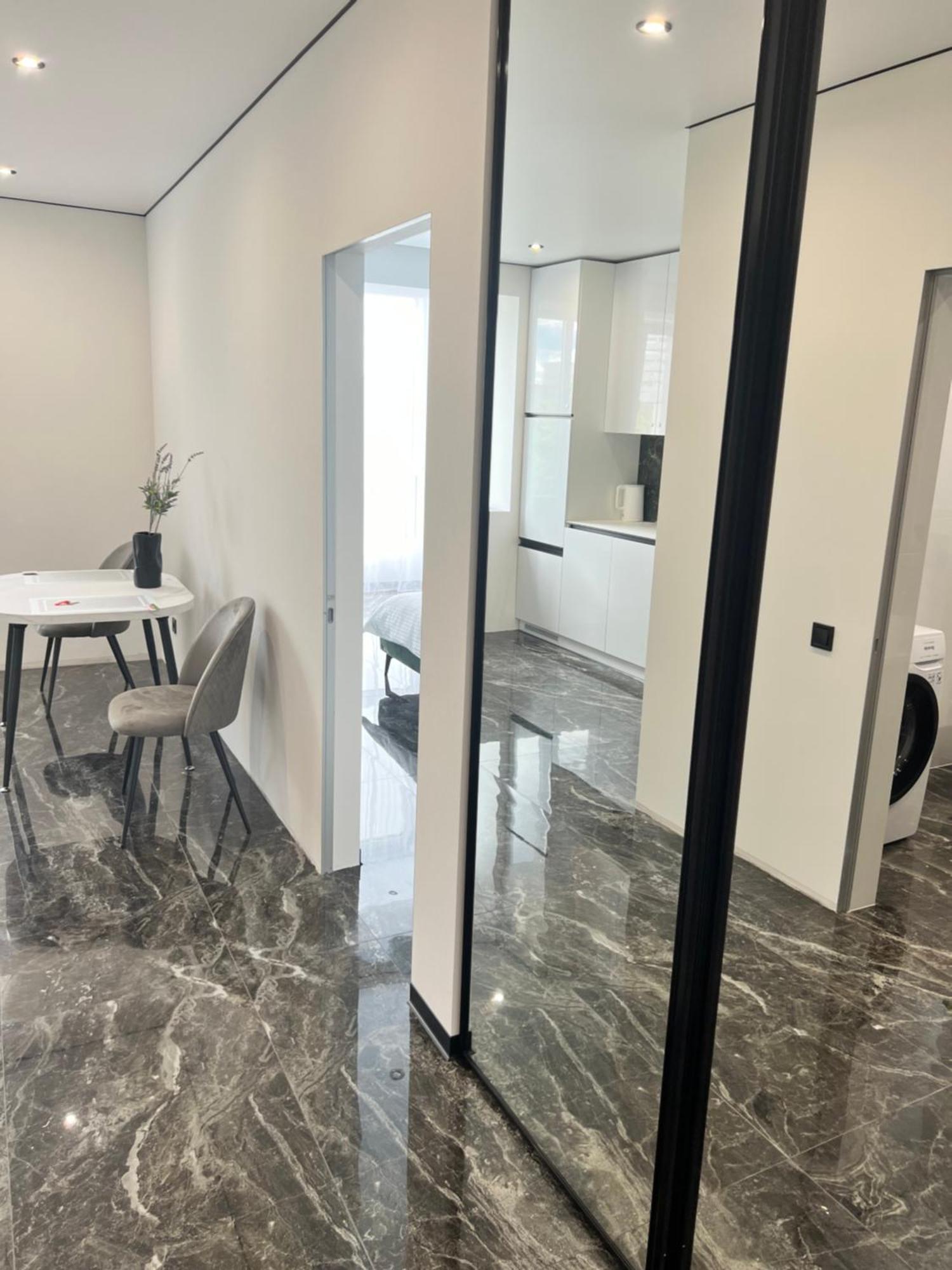Люкс Апартаменти В Жкарена Та Жк Great House Ρίβνε Εξωτερικό φωτογραφία
