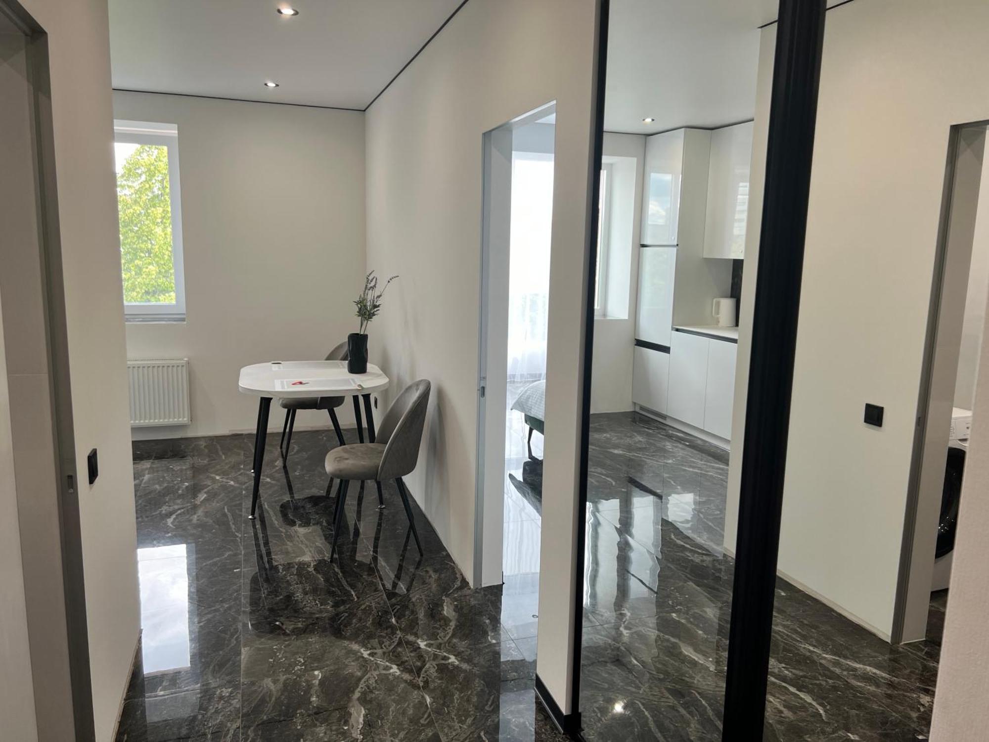 Люкс Апартаменти В Жкарена Та Жк Great House Ρίβνε Εξωτερικό φωτογραφία